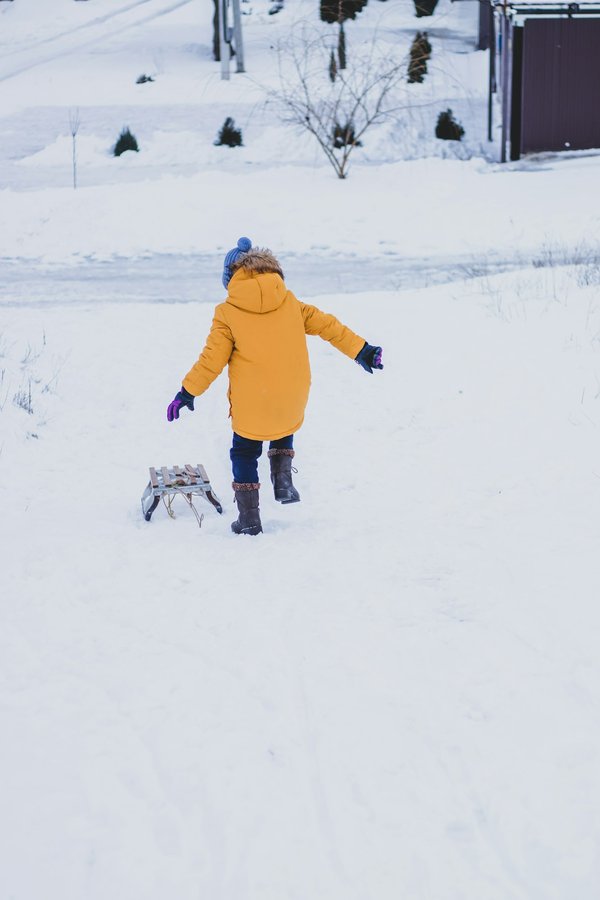 Pourquoi choisir une doudoune légère pour la mi-saison: confort et style